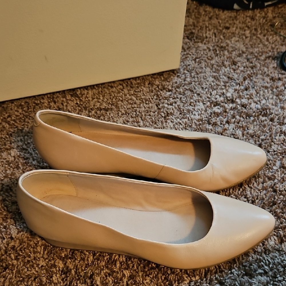 Easy Spirit Size 8 Leather Elegant Cream Women's Flats